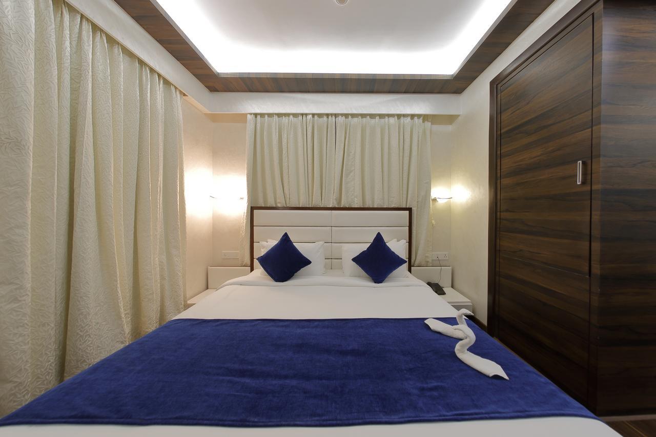 Hotel Silver Heights Ахмедабад Экстерьер фото